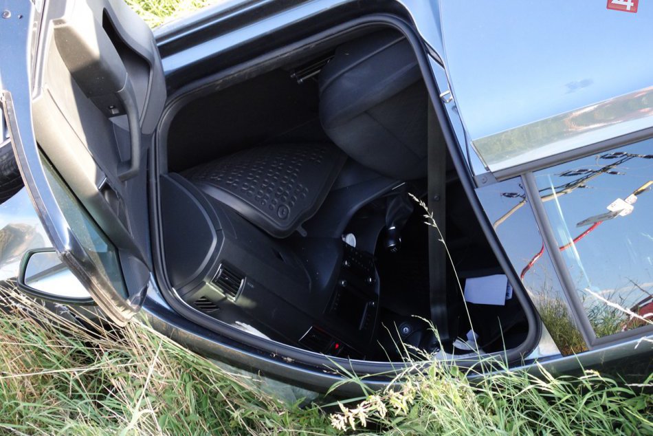 Ilustračný obrázok k článku FOTO: Auto v Považskobystrickom okrese skončilo na streche, jeden zranený