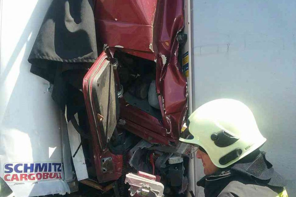 Ilustračný obrázok k článku Pri Zvolene došlo k zrážke auta s kamiónom. 1 osoba je zranená