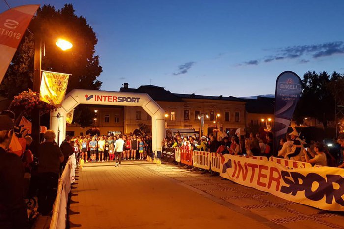 Ilustračný obrázok k článku Siedmy ročník Night runu: V centre Mikuláša štartovalo 300 bežcov, VIDEO