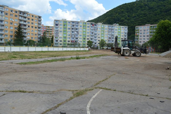 Ilustračný obrázok k článku Začalo sa s obnovou športového areálu pri ZŠ Radvanská. Dočkať sa má aj neďaleký podchod