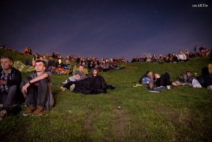 Ilustračný obrázok k článku Filmová noc na hrade vo Veľkom Šariši: Aké novinky nás tento rok na podujatí čakajú?