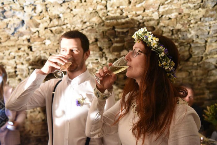 Ilustračný obrázok k článku Hanka a Martin si povedali áno a potom: Svadobná hostina na netradičnom mieste!