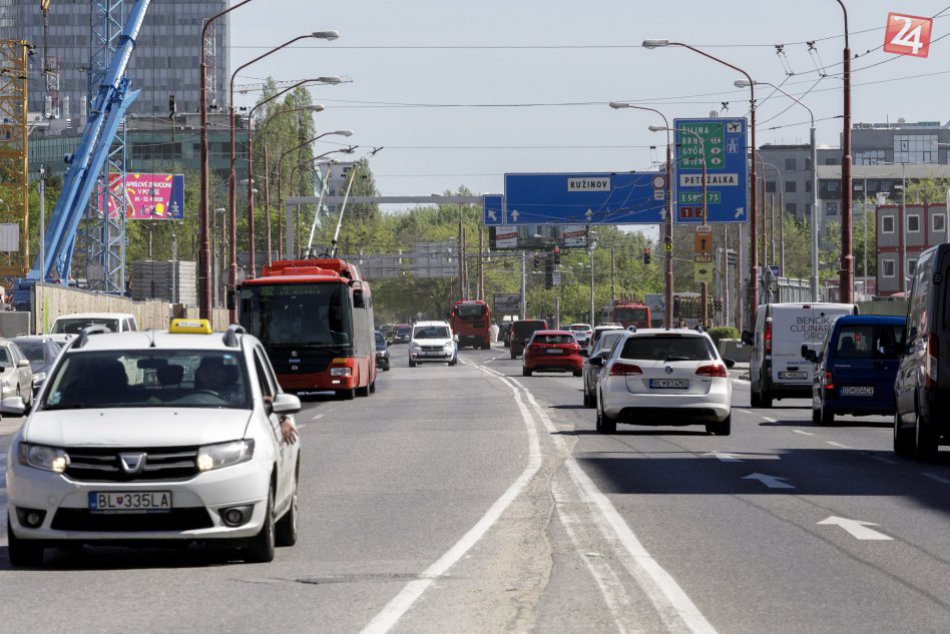 Ilustračný obrázok k článku Vodiči, pozor! Od pondelka nastanú zmeny v doprave v okolí Mlynských nív