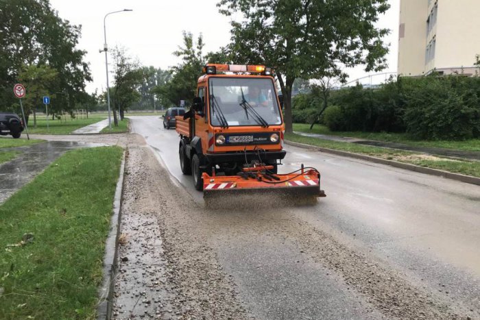 Ilustračný obrázok k článku Búrky dali mestu zabrať: Odstraňovanie škôd po prívalových dažďoch je v plnom prúde.