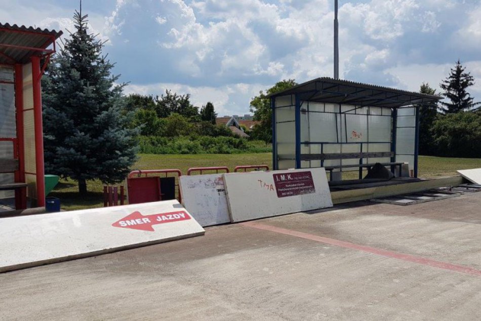 Ilustračný obrázok k článku Mantinely a plexisklá poputujú zo Skalice do Šale: Cenu stanovili na viac ako 12-tisíc eur