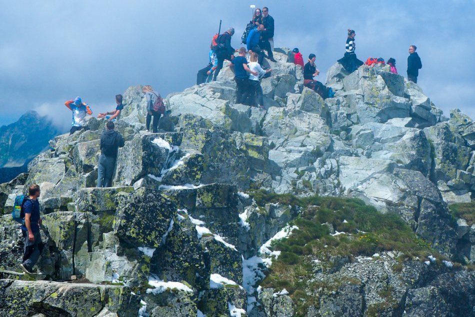 Ilustračný obrázok k článku Vrchol Rysov je už čistý. Firma odstránila tabuľu s menami a dátumom výstupu