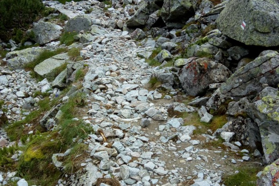 Ilustračný obrázok k článku Chodník pod Veľkou Svišťovkou opravený: Zelené pleso - Skalnaté pleso bez obmedzení