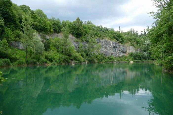 Ilustračný obrázok k článku Európsky unikát pri Žiline: Zatopený lom dnes láka rybárov, FOTO
