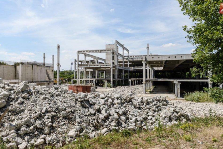 Ilustračný obrázok k článku V okolí budúceho Living parku v Nitre je rušno aj v novom roku: Kedy začne dostavba?