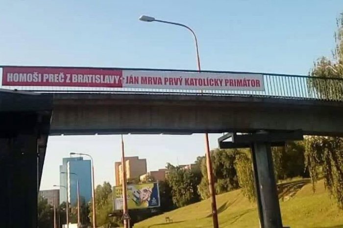 Ilustračný obrázok k článku Homofóbne transparenty s menom J. Mrvu bude riešiť polícia