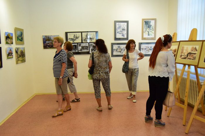 Ilustračný obrázok k článku Jedinečná výstava: Pôvab starých terchovských dreveníc na plátne, FOTO a VIDEO