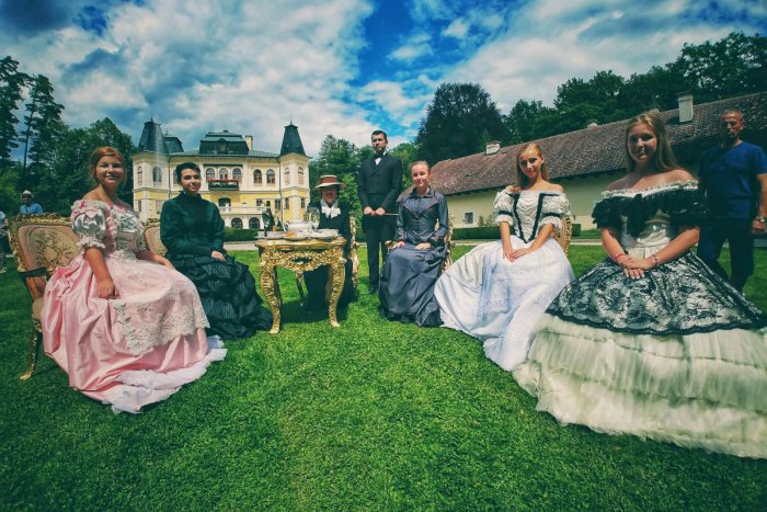 Ilustračný obrázok k článku Pred kaštieľom v Betliari sa piknikovalo: Aristokratická spoločnosť v dobových kostýmoch, FOTO a VIDEO