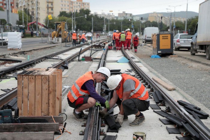 Ilustračný obrázok k článku Na Triede SNP  opravujú pozemnú komunikáciu