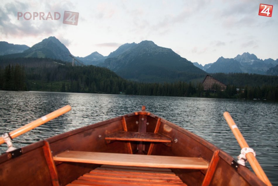 Ilustračný obrázok k článku Ako to vyzerá v Štrbskom plese? Člnkovanie na jazere s preskleným dnom!