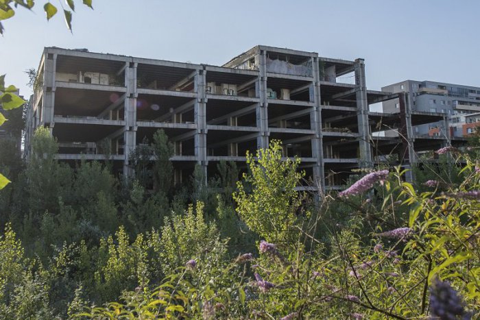 Ilustračný obrázok k článku Ružinovská Hirošima - skelet bývalého obchodného domu straší už viac ako desaťročie