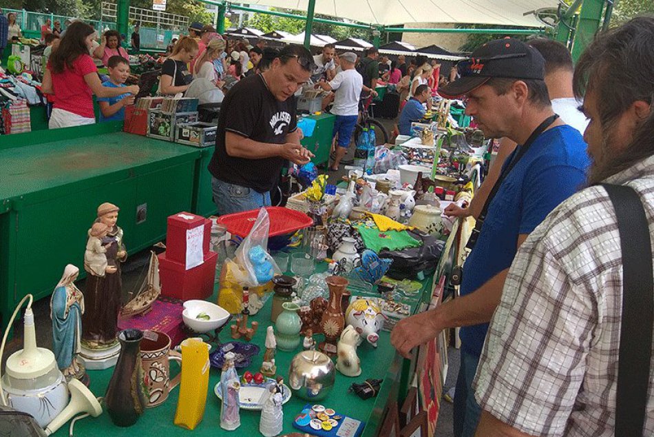 Ilustračný obrázok k článku Tržnica v Nových Zámkoch cez víkend ožila: Spestril ju blší trh, FOTO