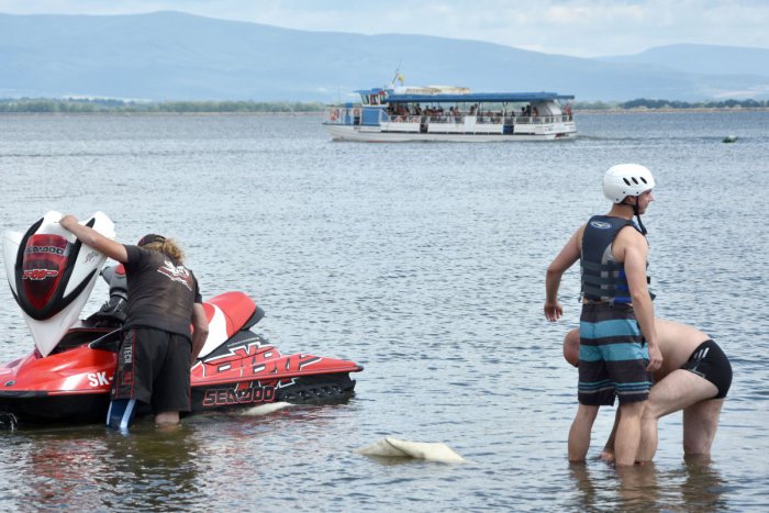 Ilustračný obrázok k článku FOTO a VIDEO: Na Šírave bolo rušno. Ľudí prilákali parádne vodné atrakcie