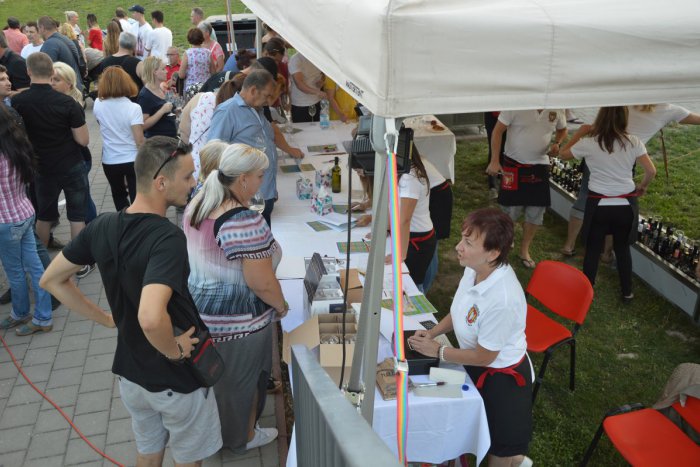 Ilustračný obrázok k článku V Šali víno degustovalo vyše 450 ľudí: Divákov rozpálil aj Kmeťoband, FOTO