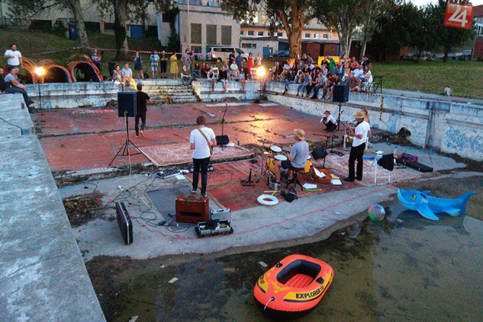 Ilustračný obrázok k článku Starý bazén v centre Nových Zámkov ožil: Na jeho dne sa odohral živý koncert