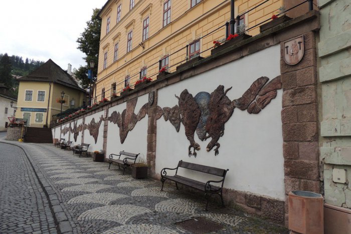 Ilustračný obrázok k článku Múr, na ktorom vidieť celú minulosť Štiavnice: Známe reliéfy obnovili, FOTO