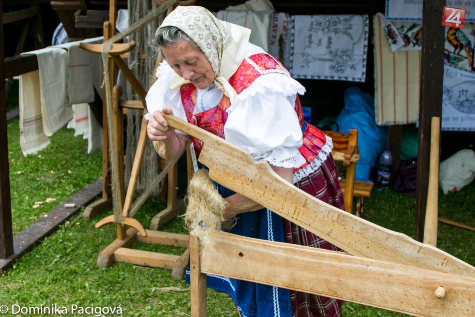 Ilustračný obrázok k článku Bez remesla si nevedia predstaviť život: Vikartovčanky prezentujú spracovanie ľanu