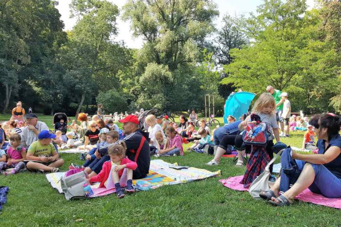 Ilustračný obrázok k článku Štartujú obľúbené čítania v tráve: Ako prvý deťom prečíta Jozef JOPO Poláček