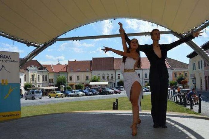 Ilustračný obrázok k článku Tanečná nedeľa na rožňavskom námestí: Divákom sa predviedli malí aj veľkí, FOTO