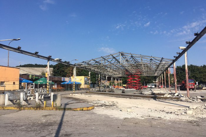 Ilustračný obrázok k článku Na autobusovej stanici v Nitre je opäť rušno: Miznú prístrešky diaľkových liniek