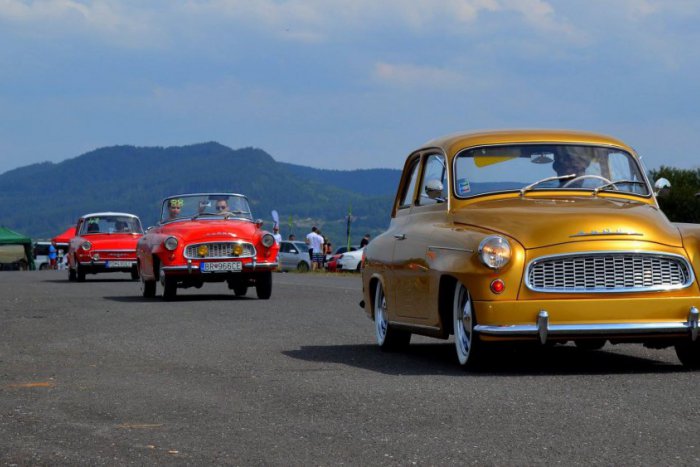 Ilustračný obrázok k článku Letisko pri Bystrici obsadia škodovky: Bude sa hľadať najhlučnejší výfuk i najrýchlejšia žena