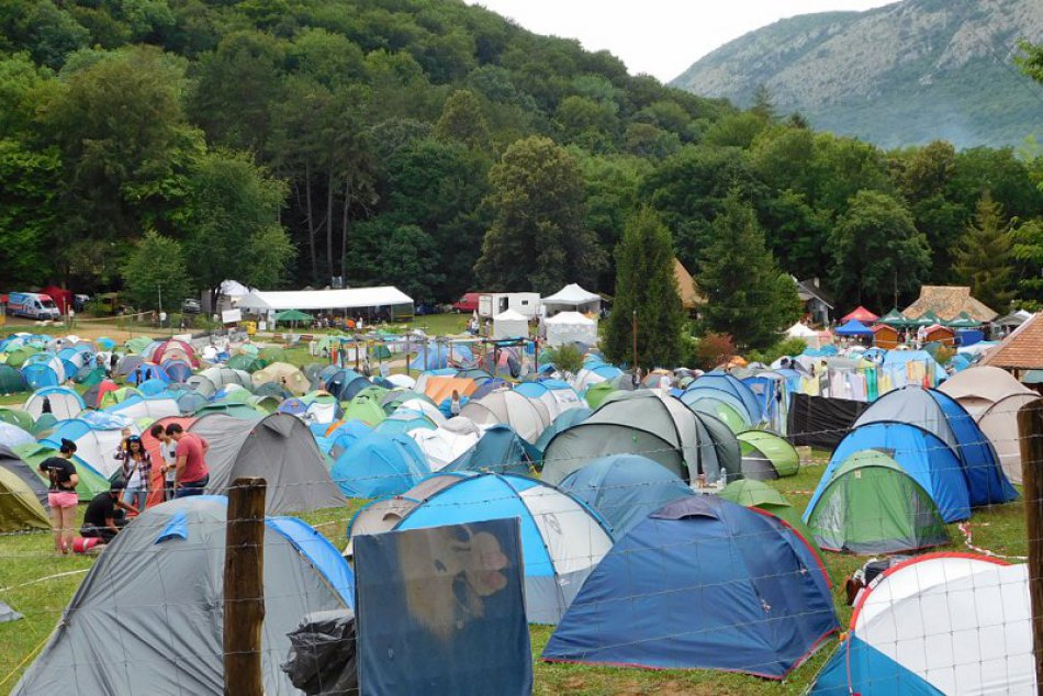 Ilustračný obrázok k článku Jubilejný Gombasecký letný tábor v plnom prúde: Areál zaplnili tisíce ľudí, FOTO a VIDEO!