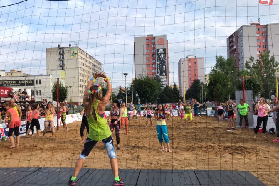 Ilustračný obrázok k článku FOTO: Pláž pred košickou Galériou ovládol maratón zumby