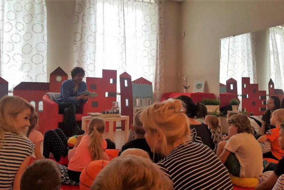 Ilustračný obrázok k článku Čítanie v tráve tentokrát z AXA klubu: Herec Juraj Hrčka prilákal malých aj veľkých,FOTO