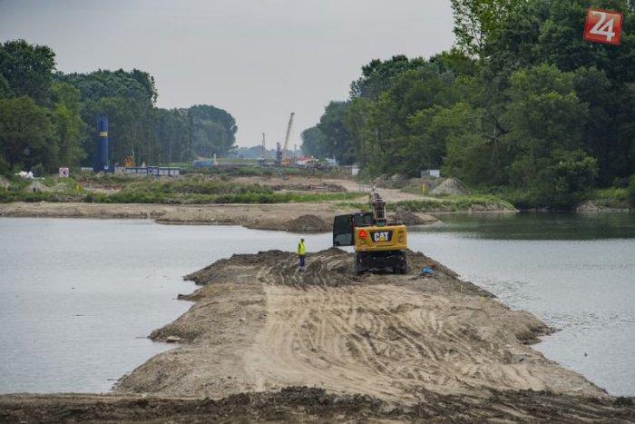 Ilustračný obrázok k článku Konštrukcia pilierov diaľničného mosta D4 cez Dunaj môže byť nebezpečná, tvrdia vodáci