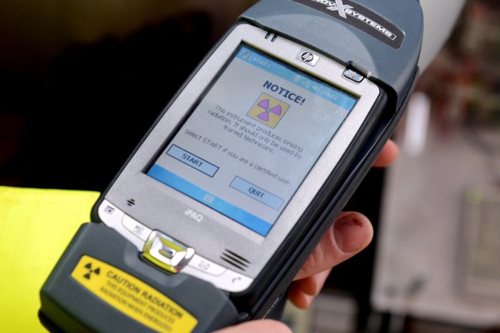 Ilustračný obrázok k článku Nový pomocník bystrických colníkov. Získali mobilný detekčný systém na zisťovanie radiácie