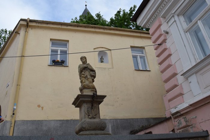 Ilustračný obrázok k článku Známa pamiatka pri farských schodoch: Socha získala po obnovení dôstojný výraz