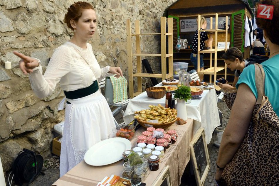 Ilustračný obrázok k článku VIDEO: Kultúrne hradby a remeselné dielne ponúkli ukážky šermiarov a kováčov