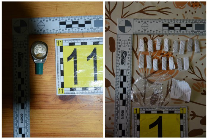 Ilustračný obrázok k článku Polícia našla pri domovej razii vo Vrakuni 19 papierových skladačiek s heroínom