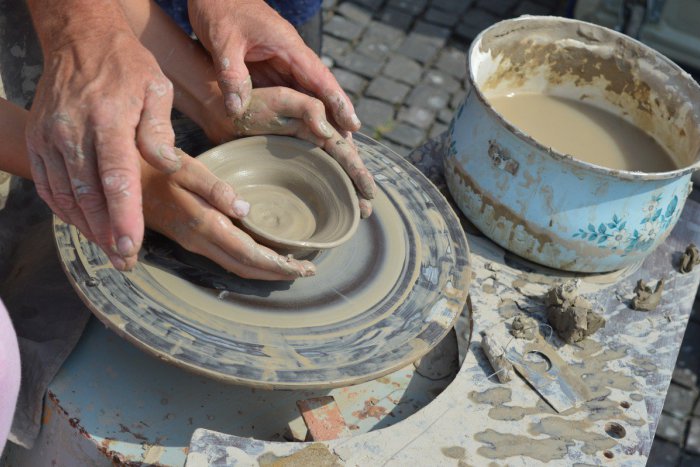 Ilustračný obrázok k článku Tvorivé dielne lákajú malých Žilinčanov: Najviac ich zaujal hrnčiarsky kruh, FOTO a VIDEO