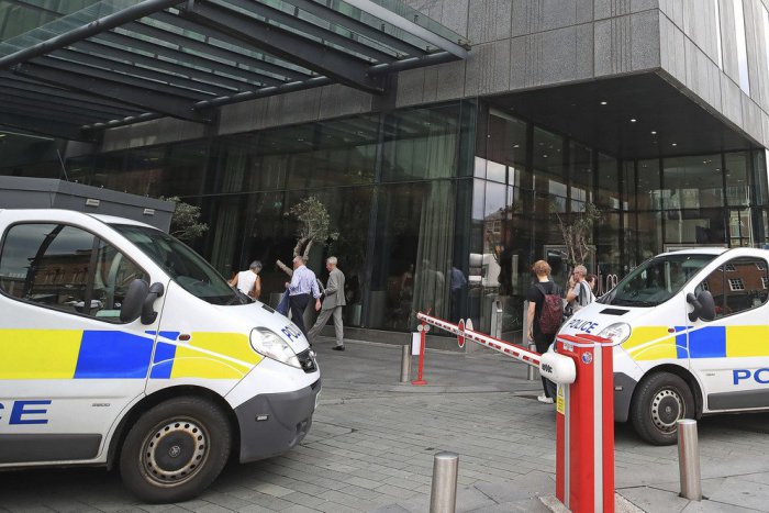 Ilustračný obrázok k článku V Británii poliali dieťa (3) kyselinou: Medzi obvinenými sú aj traja Slováci