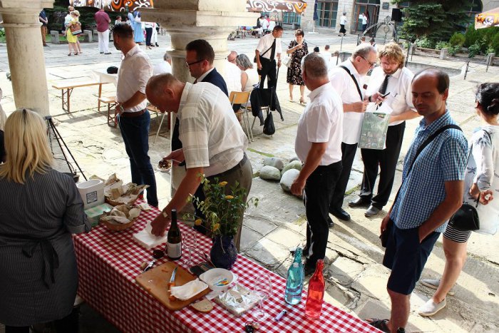 Ilustračný obrázok k článku Na nádvorí zámku bolo rušno: Podujatie prinieslo do Humenného kúsok Maďarska
