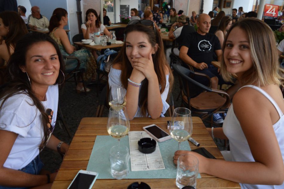 Ilustračný obrázok k článku Žilinčania zaháňajú smäd na letných terasách: Čarovná atmosféra na FOTKÁCH