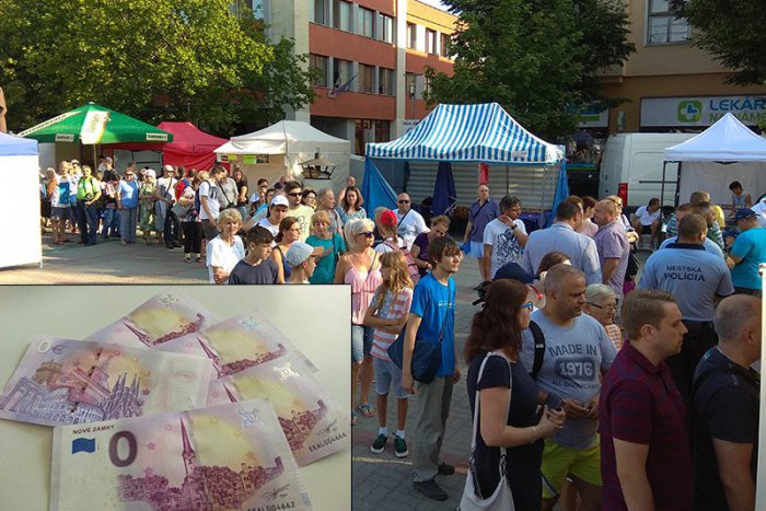 Ilustračný obrázok k článku Hneď od rána dlhý rad: Na špeciálnu eurobankovku čakali stovky Zámčanov, FOTO