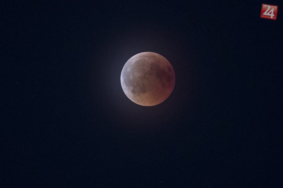 Ilustračný obrázok k článku Nenechajte si ujsť astronomický zážitok: Čaká nás úplne zatmenie Mesiaca