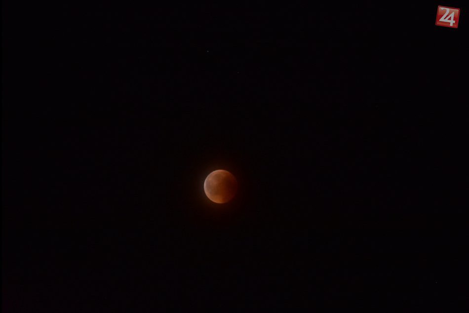 Ilustračný obrázok k článku FOTO: Nebeské divadlo! Historicky najdlhšie zatmenie Mesiaca ste mohli pozorovať aj z Košíc
