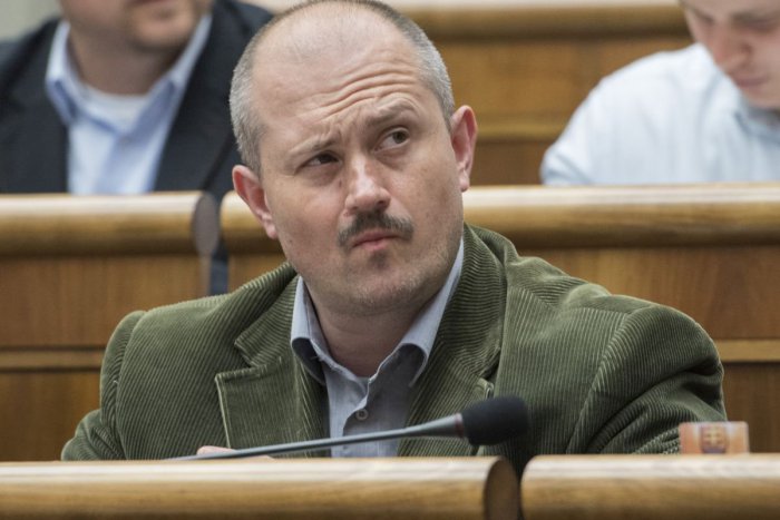 Ilustračný obrázok k článku Úrad BBSK: Kotleba mal ako šéf kraja protizákonne predlžovať zmluvy