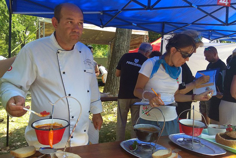 Ilustračný obrázok k článku Varenie gulášu dopadlo na jednotku: Títo ho v Zámkoch robia najlepšie, FOTO