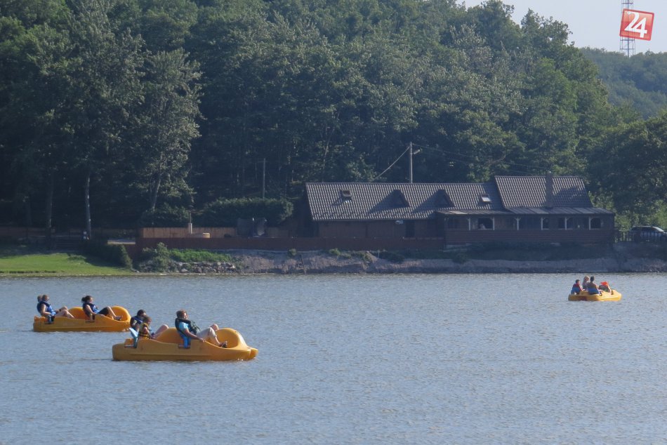 Ilustračný obrázok k článku FOTO: S horúčavami ľudia bojujú i pri Vinianskom jazere. Takto si užívajú letnú pohodu