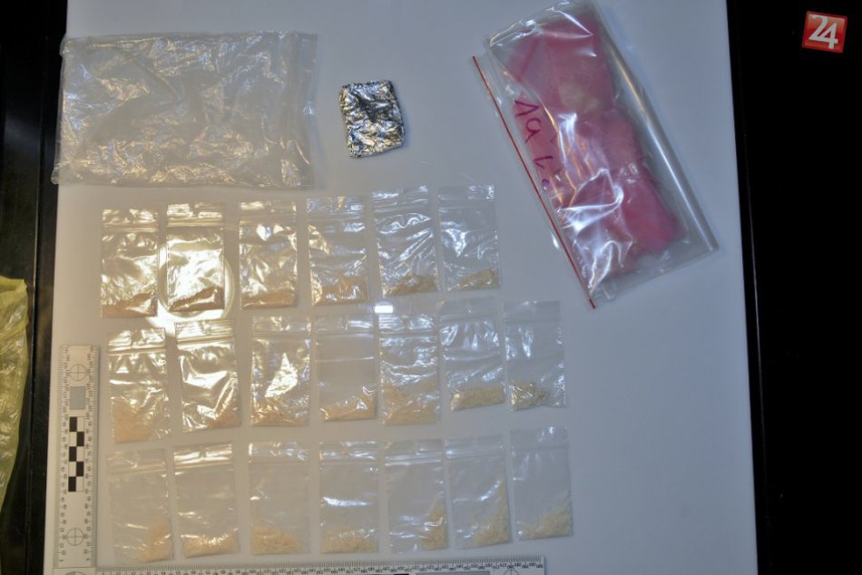 Ilustračný obrázok k článku V Trnave vykladal podozrivé látky: Policajti zadržali u Čecha 125 dávok extázy