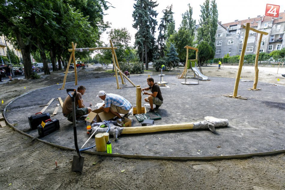 Ilustračný obrázok k článku VIDEO + FOTO: Revitalizácia Landererovho parku na Šafárikovom námestí je vo finálnej fáze