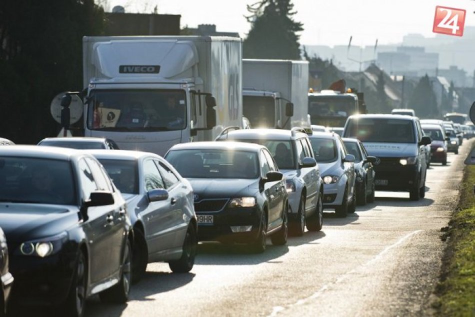 Ilustračný obrázok k článku Dopravné omedzenia na Liptove Medzi: Ivachnovou a Liskovou sú obojsmerné kolóny